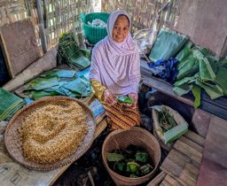 Packaging tempeh into palm leaves